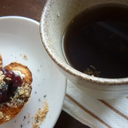 おはぎはんの横にジン麦茶でおすえ～♡粗雑な仁にしては久しぶりに素敵ティータイムを過ごせたんでおます～♡・・・何か変な京都弁やな(・_・;)ホヌ様、美味しかった♪